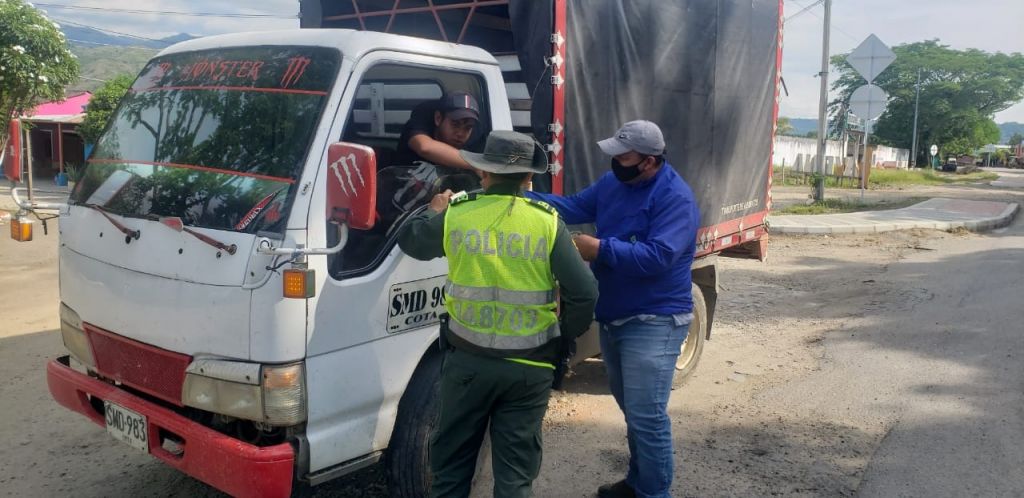 En Operativo de control y Vigilancia en eje vial de Venadillo, Cortolima y Policía Nacional incautaron madera ilegal.