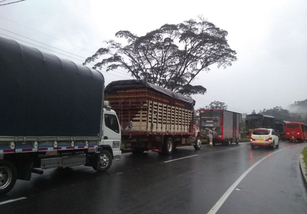 Habitantes de Ibagué y Cajamarca, buscan solución a crisis en la vía la Línea