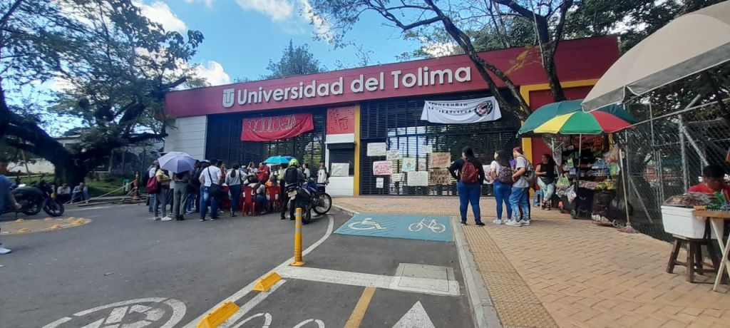 Estudiantes cierran la UT, para exigir salida del docente Abelardo Carrillo