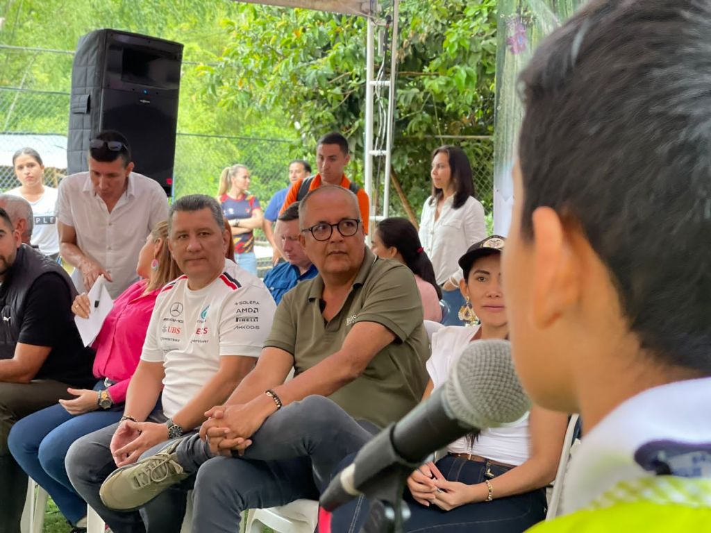 Gobernador Orozco socializó avance de pavimentación de la vía en la vereda Cay de Ibagué