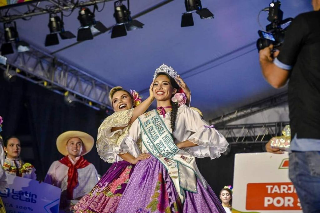 Laura Daniela Pulido Alzate, representante de la comunidad Pueblito Tolimense es la nueva Embajadora Municipal del Folclor. 👑✨👏🏼