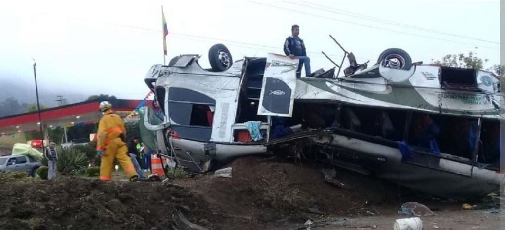5 heridos en el bus que se volcó al norte del Tolima