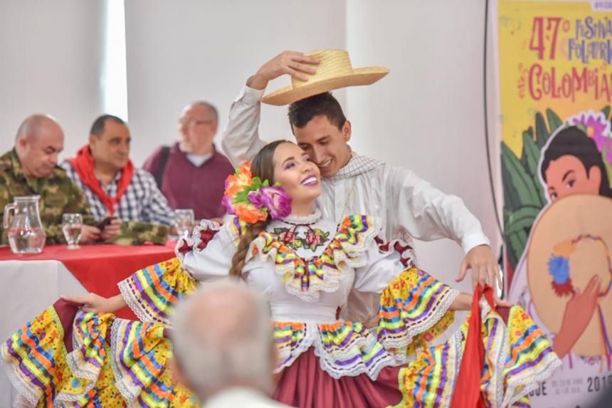 Jurado del festival folclórico, presentó diploma chimbo, piden su expulsión