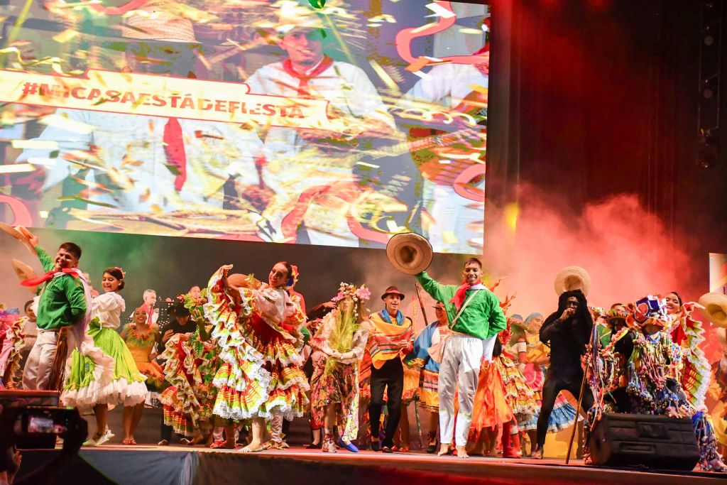 La tradición y la cultura brillaron en el lanzamiento del 50° Festival Folclórico Colombiano