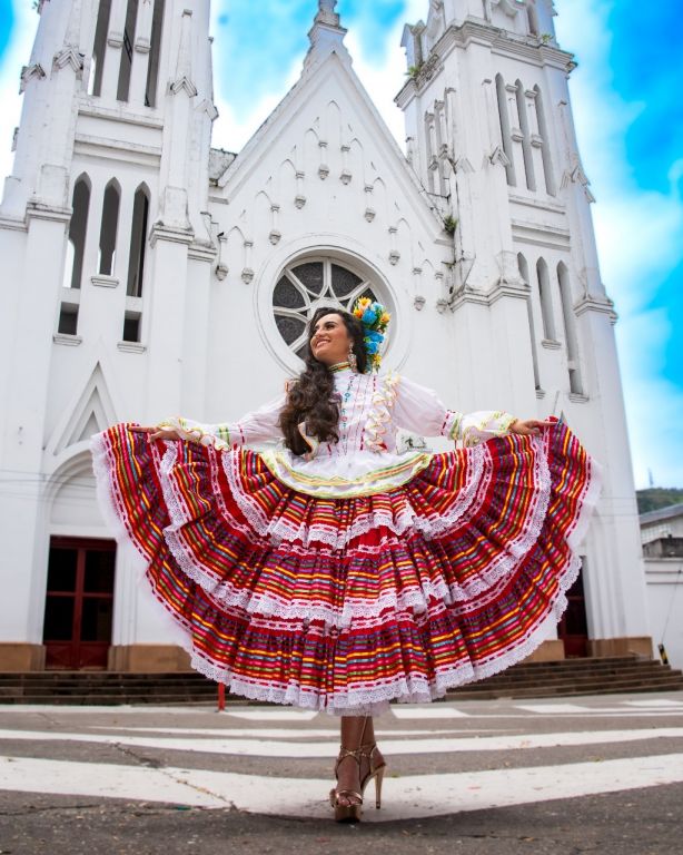 Ella es la señorita Líbano en el 50° Festival Folclórico Colombiano