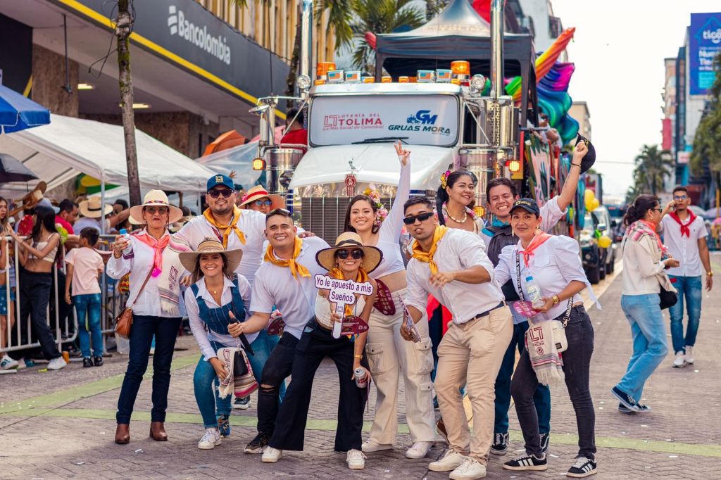 En compañía de Loteros , influencers  y modelos, la Lotería del Tolima se lució en la carroza con más suerte del desfile