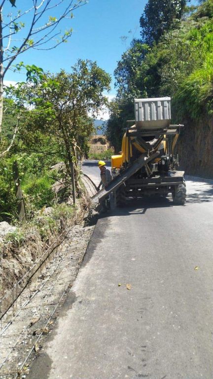 Lista la maquinaria amarilla, para mantenimiento de vías en el Tolima