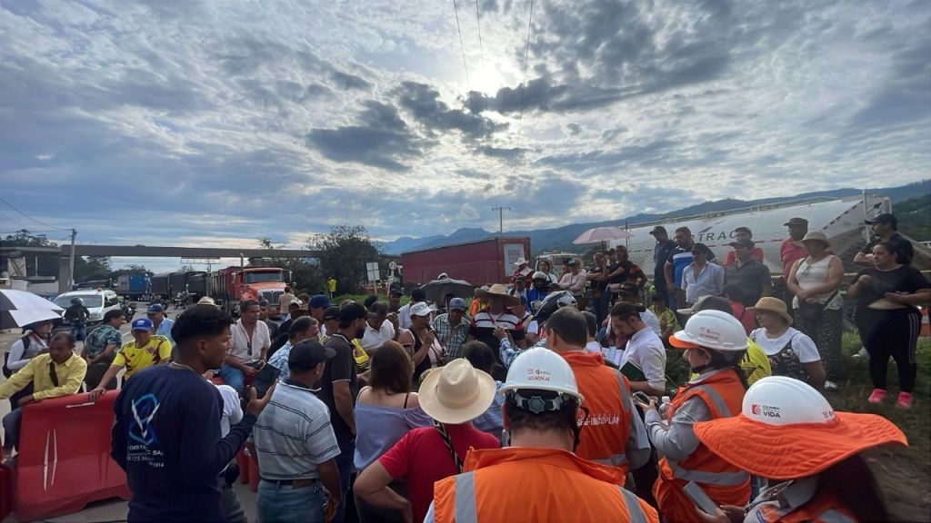 El  paro en vía Ibagué Bogotá, vuelven el tránsito por esa carretera, un caos