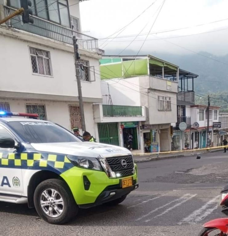 Estaba atracando una persona, que resultó ser policía, al final le dieron plomo