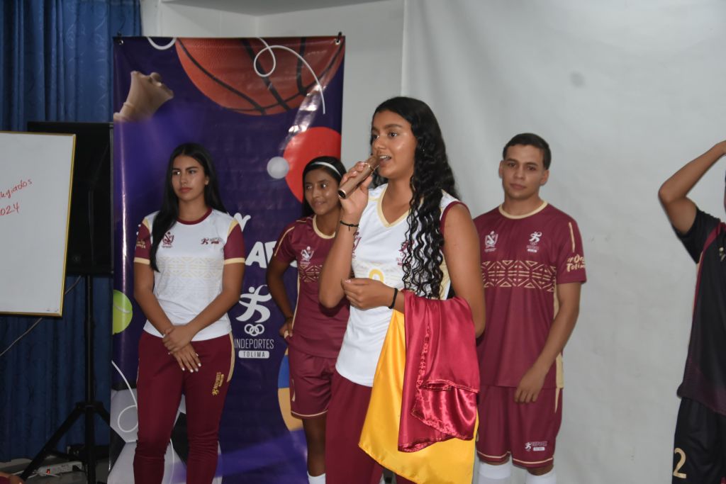 La Gobernación del Tolima hizo entrega de indumentaria a los deportistas que irán a la fase regional de Juegos Intercolegiados