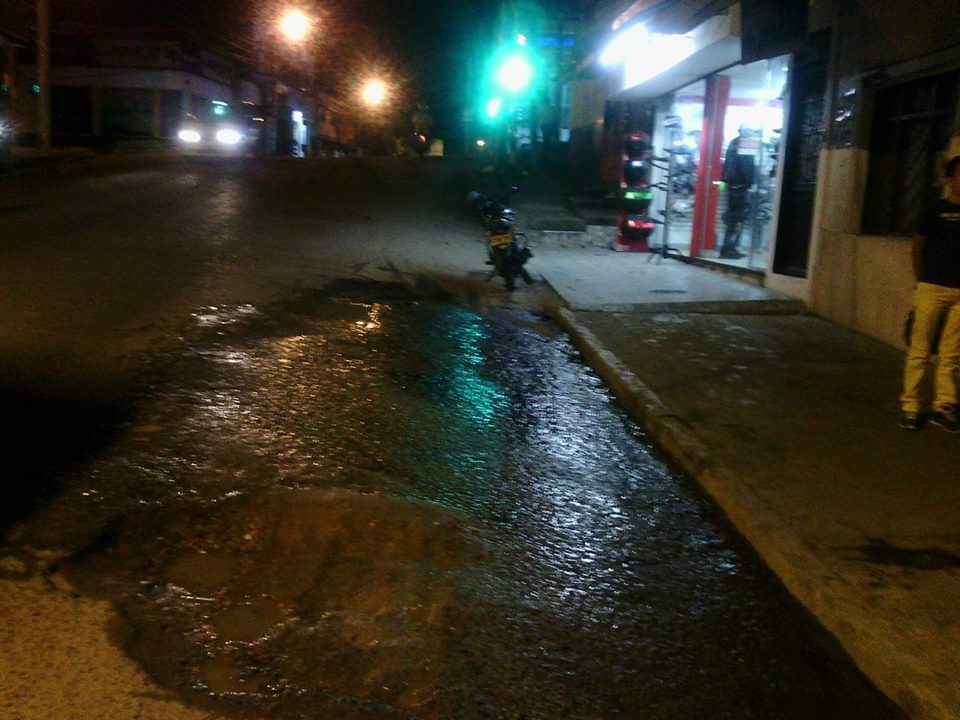 Hace un mes agua limpia se riega por las calles y el IBAL no hace nada