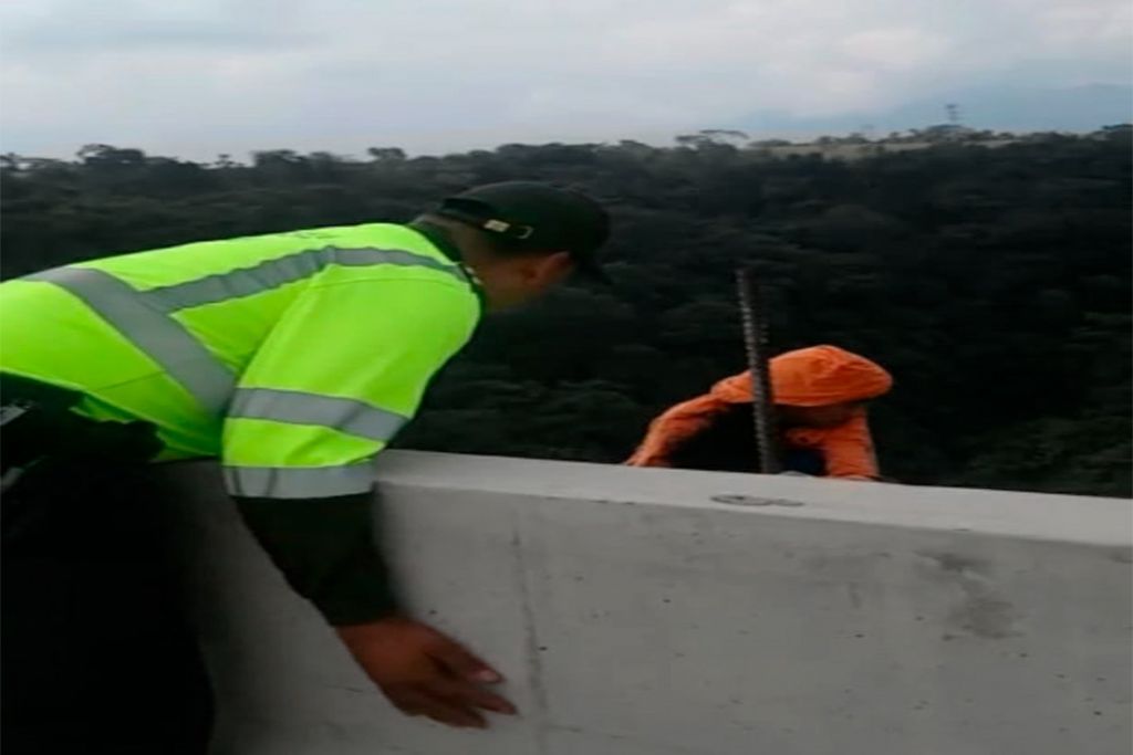 Video: Policía salva la vida de joven suicida en puente de la variante