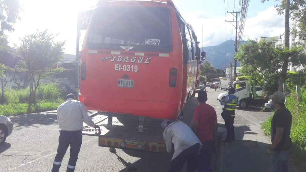 Comenzaron a recoger busetas "chimeneas" en Ibagué