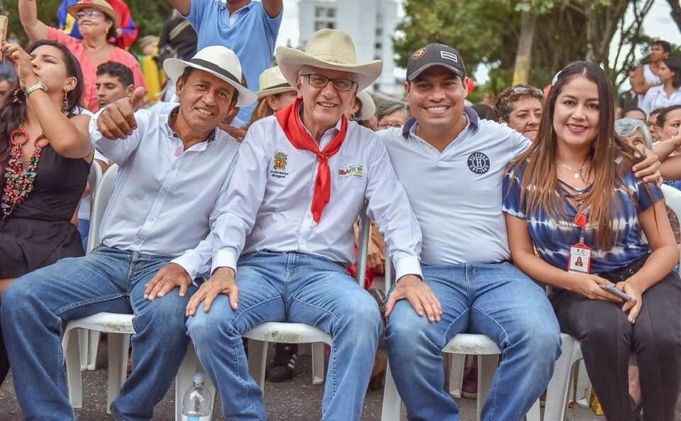 Polémica por foto donde alcalde de Ibagué coge pierna a su empleado