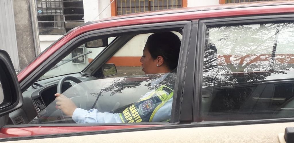 Agente de tránsito tiene permiso de Mahecha para violar el pico y placa