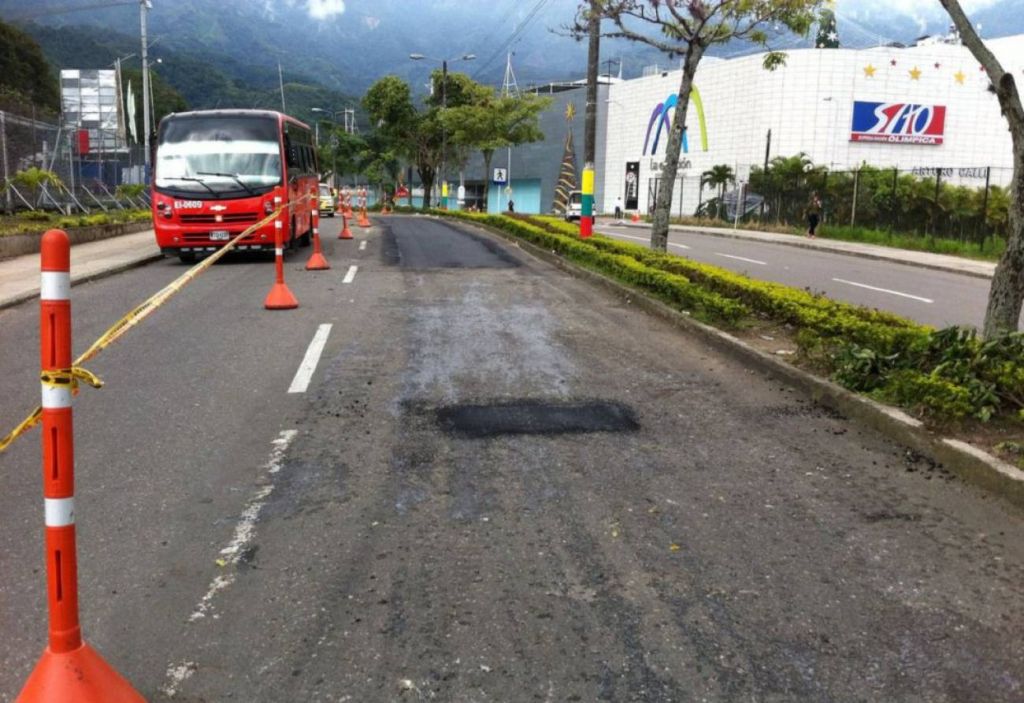 Alcaldía aprovecha poco tránsito de carros, para tapar huecos