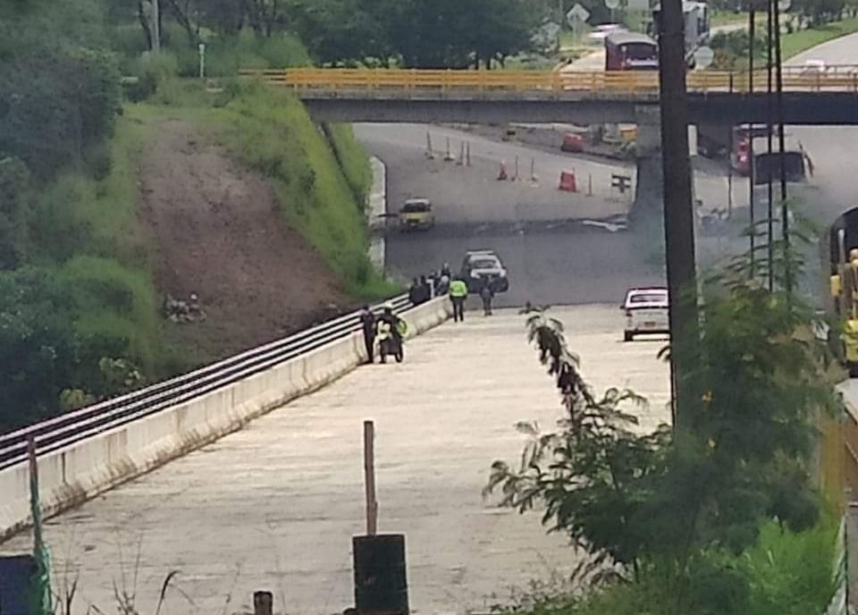 Identifican mujer que se lanzó del puente de la variante