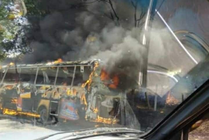 Reducido a cenizas quedo bus de Rápido Tolima en la vía Honda-Dorada