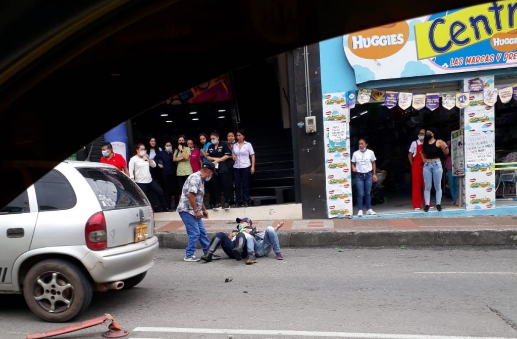 Motociclista golpea a un agente de tránsito en Ibagué