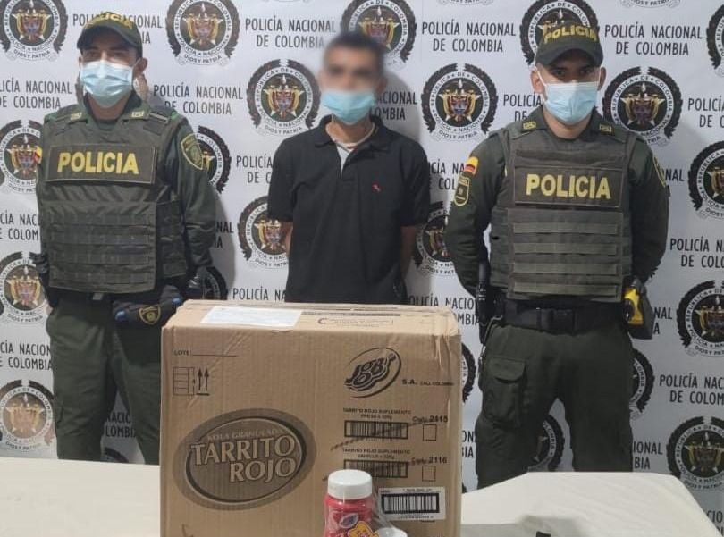 Se robó multivitamínicos, la caja estaba pesada y no pudo huir